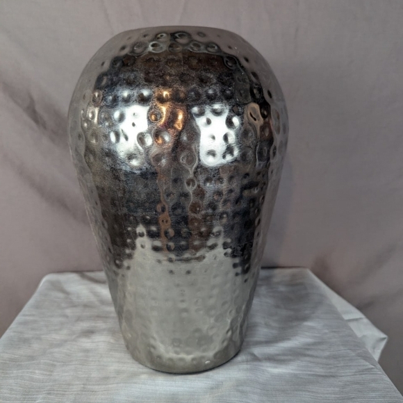 Metal vase with a gunmetal look in great condition - Picture 3 of 8
